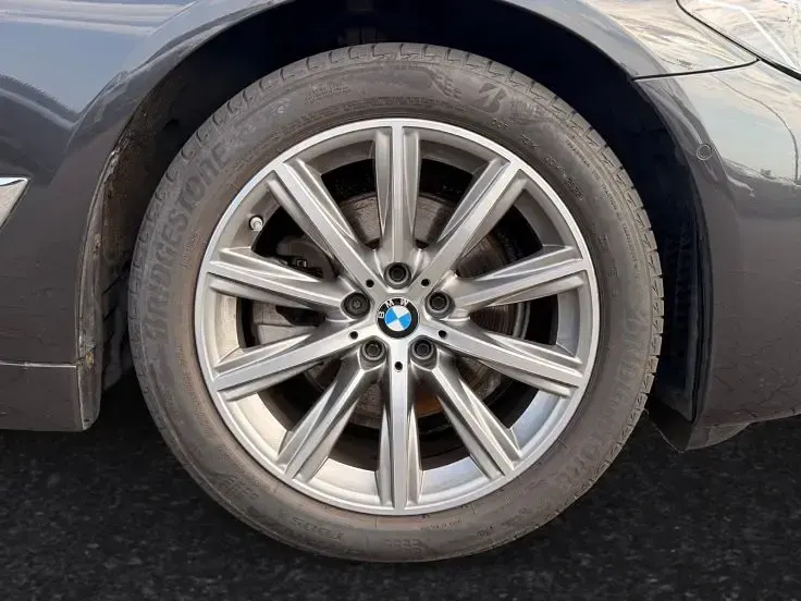 Gebraucht BMW 520 190 PS (139 kW) 2022 Sophistograu brillanteffekt metallic Kombi
