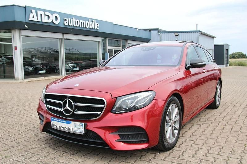 Rot Gebraucht 2017 Mercedes E250 AMG line Limousine | 22.900 € (Fairer Preis) - Bild 1/4