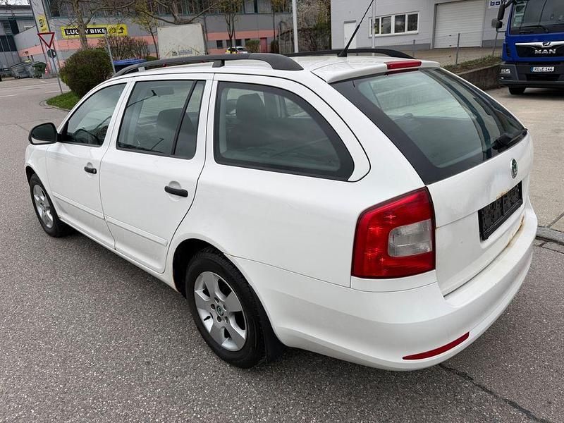 Gebraucht Skoda Octavia Elegance 105 PS (77 kW) 2010 Weiß Kombi