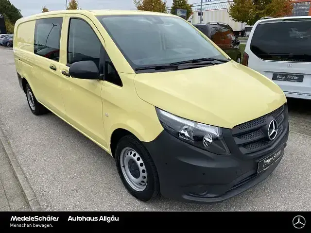 Gebraucht Mercedes Vito 163 PS (119 kW) 2023 Gelb Van