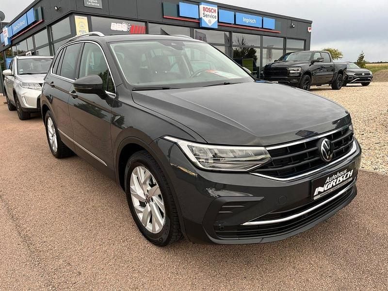Grau Gebraucht 2023 VW Tiguan Move SUV | 22.950 € (Superpreis) - Bild 1/4
