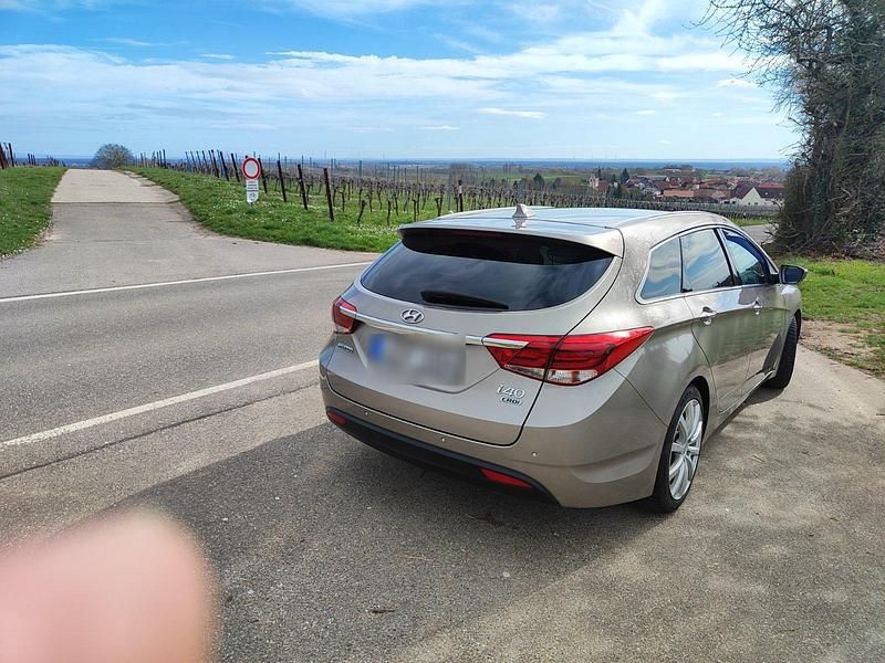 Gebraucht Hyundai i40 Premium 116 PS (85 kW) 2015 Beige Kombi