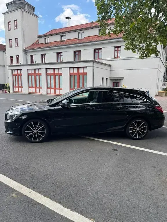 Gebraucht Mercedes CLA180 Shooting Brake 122 PS (89 kW) 2015 Schwarz Kombi