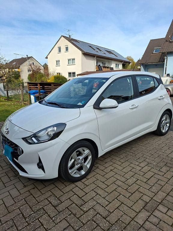 Gebraucht Hyundai i10 Trend 84 PS (61 kW) 2023 Weiß Kleinwagen