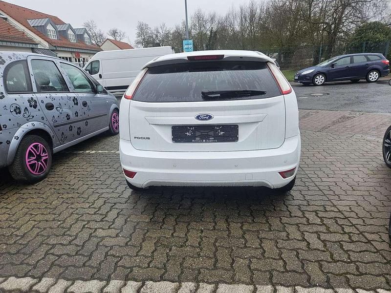 Gebraucht Ford Focus Viva 101 PS (74 kW) 2010 Frostweiß Kleinwagen