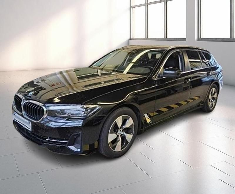 Black sapphire metallic Gebraucht 2023 BMW 520 Performance Kombi | 27.680 € (Superpreis) - Bild 1/4