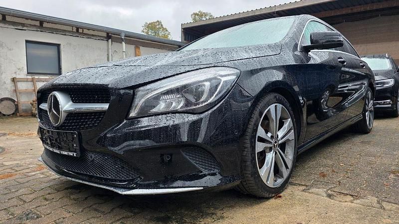 Schwarz Gebraucht 2018 Mercedes CLA220 Shooting Brake Kombi | 14.999 € (Fairer Preis) - Bild 1/4