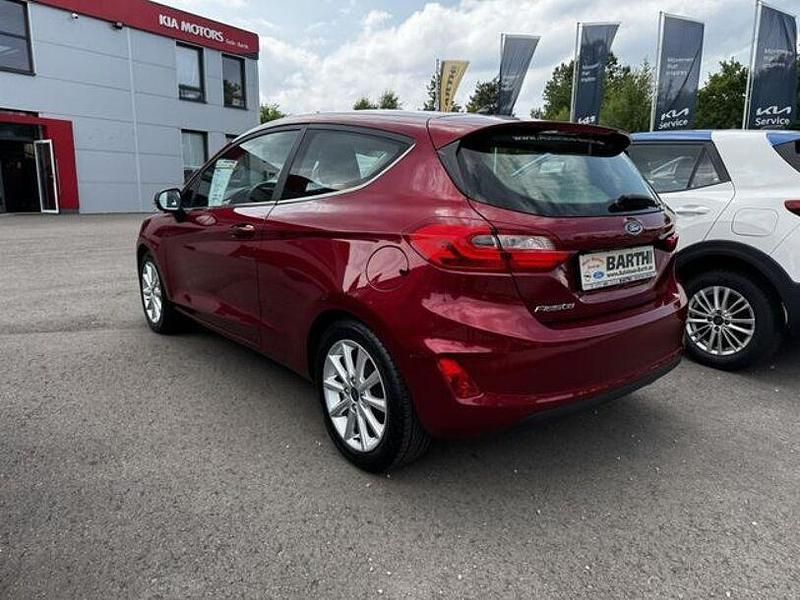 Gebraucht Ford Fiesta Titanium 101 PS (74 kW) 2018 Ruby rot (metallic) Kleinwagen