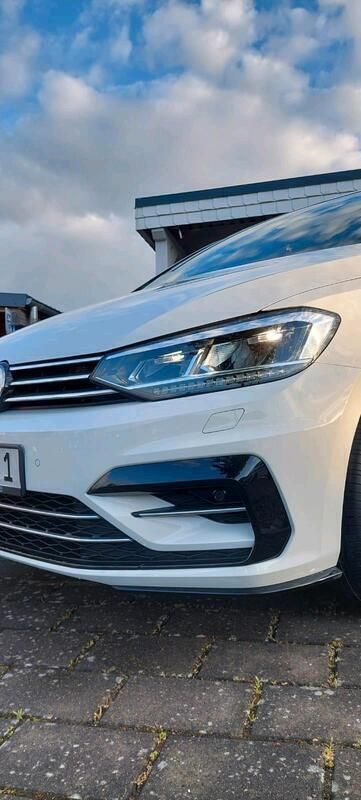 Weiß Gebraucht 2018 VW Touran R-line Van / Kleinbus | 23.950 € (Guter Preis) - Bild 1/4