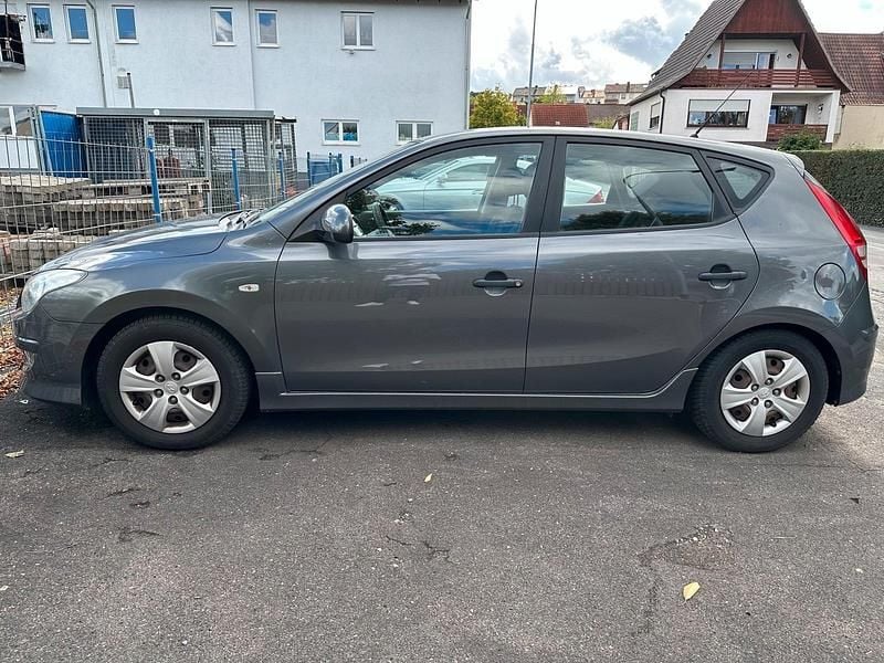 Grau Gebraucht 2010 Hyundai i30 Limousine | 5.100 € (Fairer Preis) - Bild 1/4