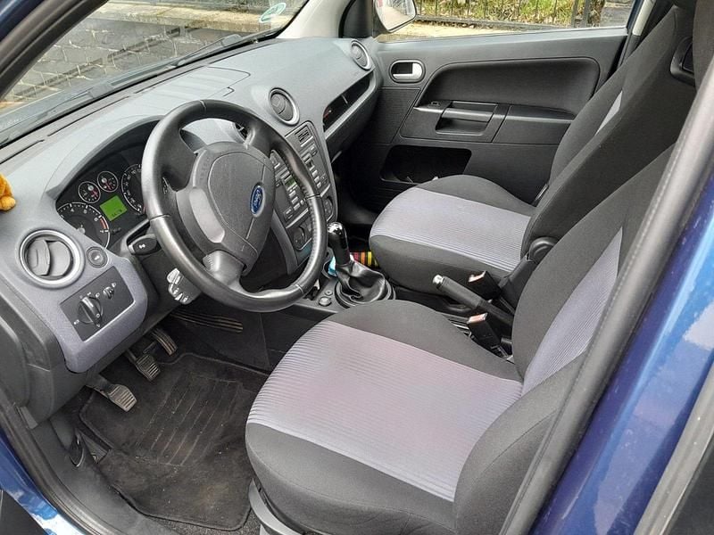 Gebraucht Ford Fusion 80 PS (58 kW) 2009 Blau Kleinwagen