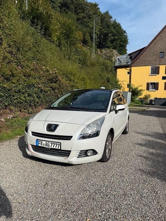 Weiß Gebraucht 2011 Peugeot 5008 Allure Van / Kleinbus | 7.100 € (Teuer) - Bild 1/4