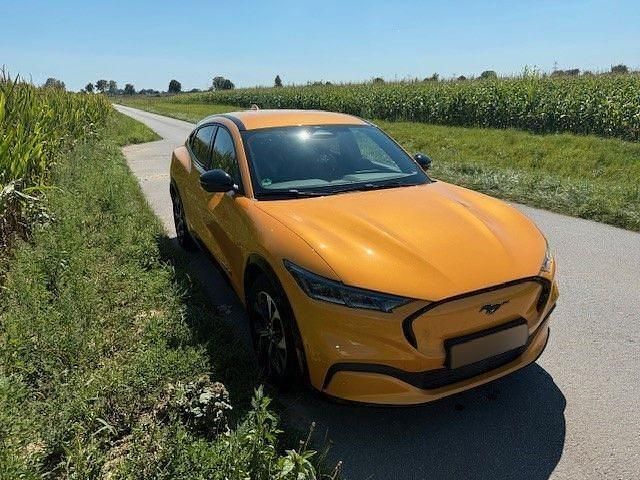 Orange metallic Gebraucht 2022 Ford Mustang Mach-E Premium SUV | 33.440 € (Guter Preis) - Bild 1/4