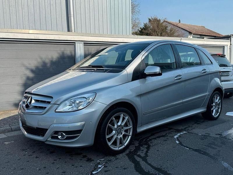 Gebraucht Mercedes B180 109 PS (80 kW) 2011 Silber Van / Kleinbus