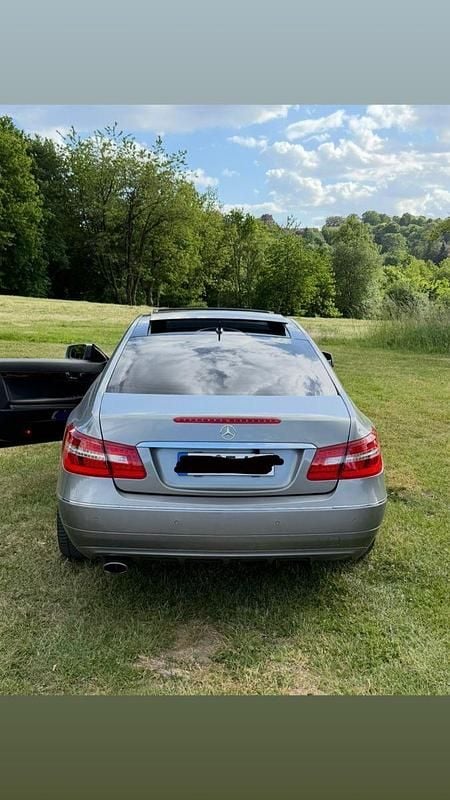 Grau Gebraucht 2010 Mercedes 220 Coupé | 6.500 € - Bild 1/4
