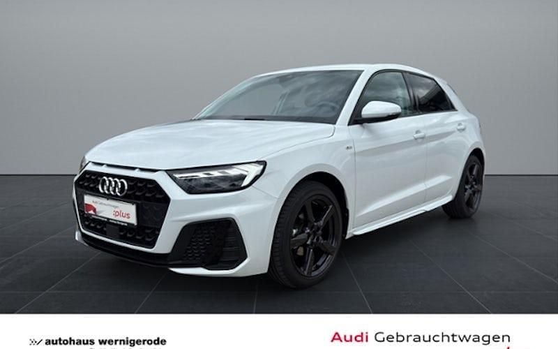 Gletscherweiß metallic Gebraucht 2024 Audi A1 Sportback S-Line Kleinwagen | 26.439 € (Fairer Preis) - Bild 1/4