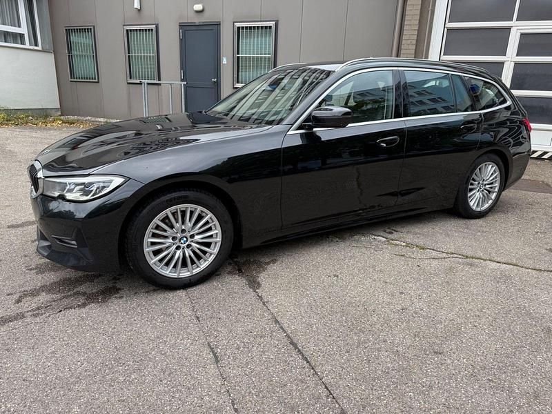 Schwarz Gebraucht 2020 BMW 320 Sport Line Kombi | 23.490 € (Fairer Preis) - Bild 1/4