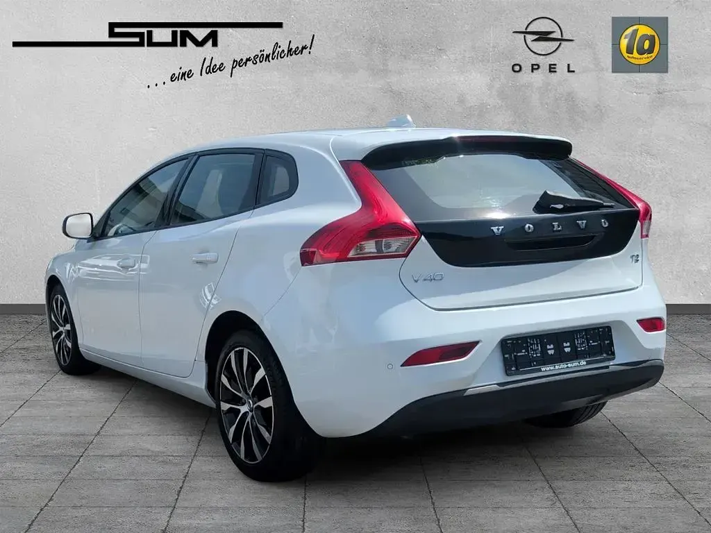 Gebraucht Volvo V40 Momentum 122 PS (89 kW) 2019 Weiss Kombi