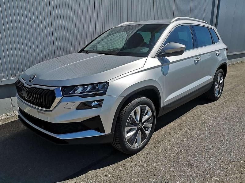 Reflexsilber metallic Neu 2025 Skoda Karoq Selection SUV | 40.090 € (Fairer Preis) - Bild 1/4