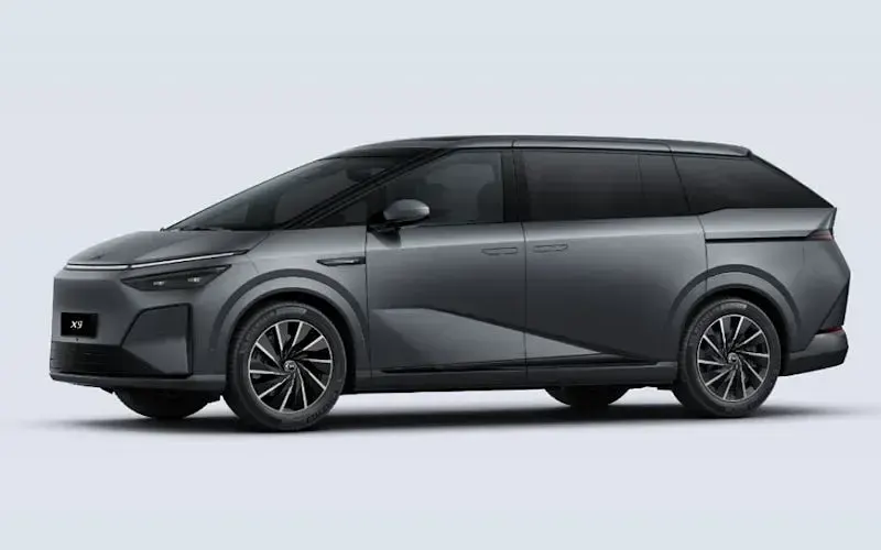 Neu XPENG X9 AWD Performance 369 kW (503 PS) 2026 Grau matte gray Van / Kleinbus