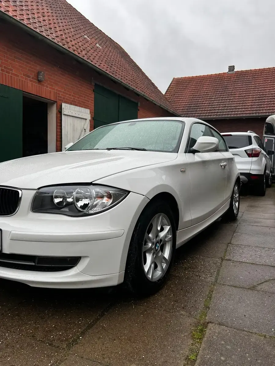 Gebraucht BMW 116 121 PS (88 kW) 2011 Weiß Kleinwagen