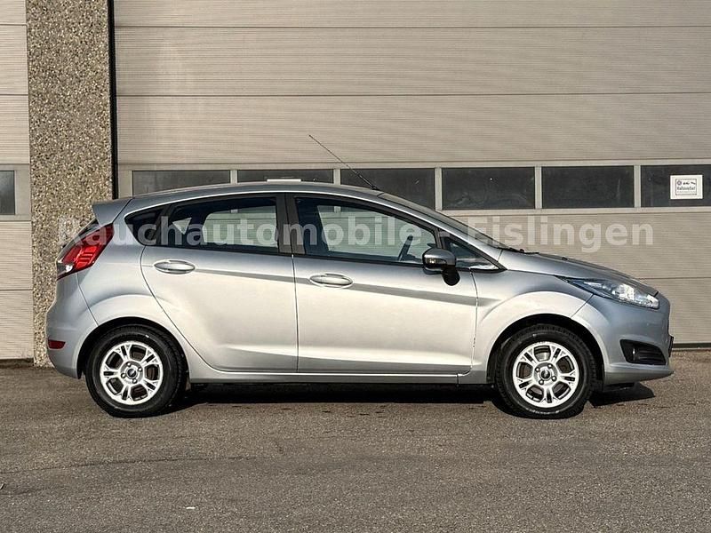 Gebraucht Ford Fiesta Celebration 80 PS (58 kW) 2016 Silber Limousine