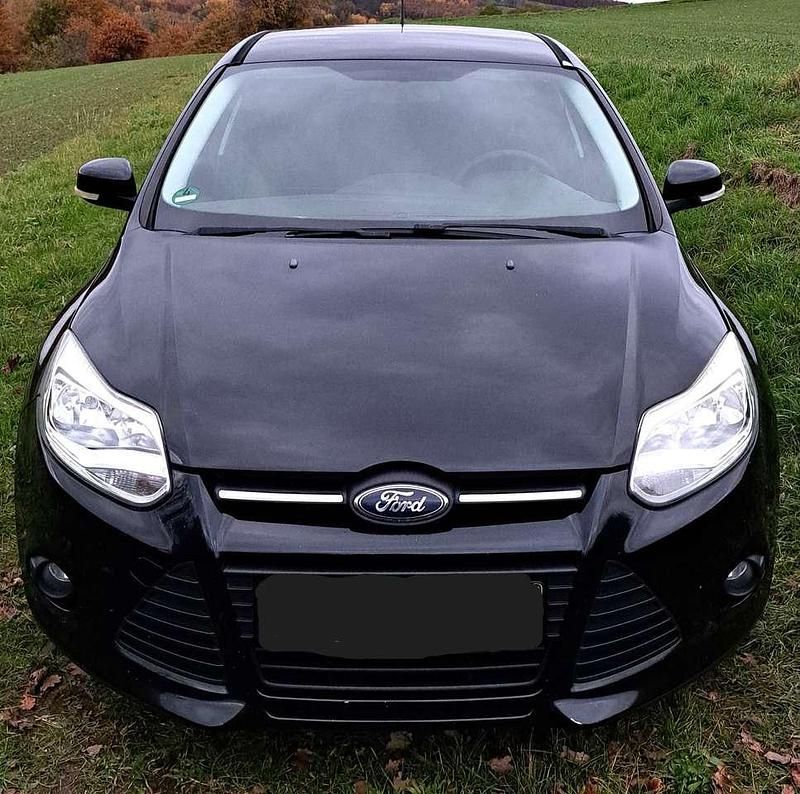 Schwarz Gebraucht 2011 Ford Focus Trend Limousine | 2.750 € (Fairer Preis) - Bild 1/4
