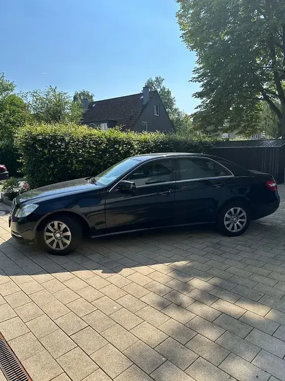 Gebraucht Mercedes E220 Elegance 170 PS (125 kW) 2013 Schwarz Limousine