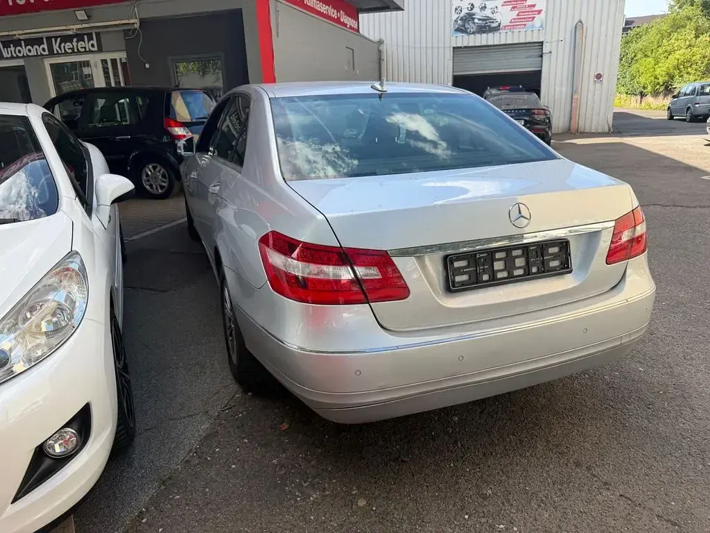 Gebraucht Mercedes E250 204 PS (150 kW) 2009 Braun Limousine