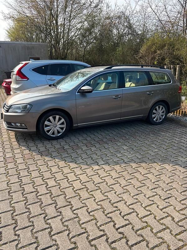 Gebraucht VW Passat 140 PS (102 kW) 2011 Violet Kombi