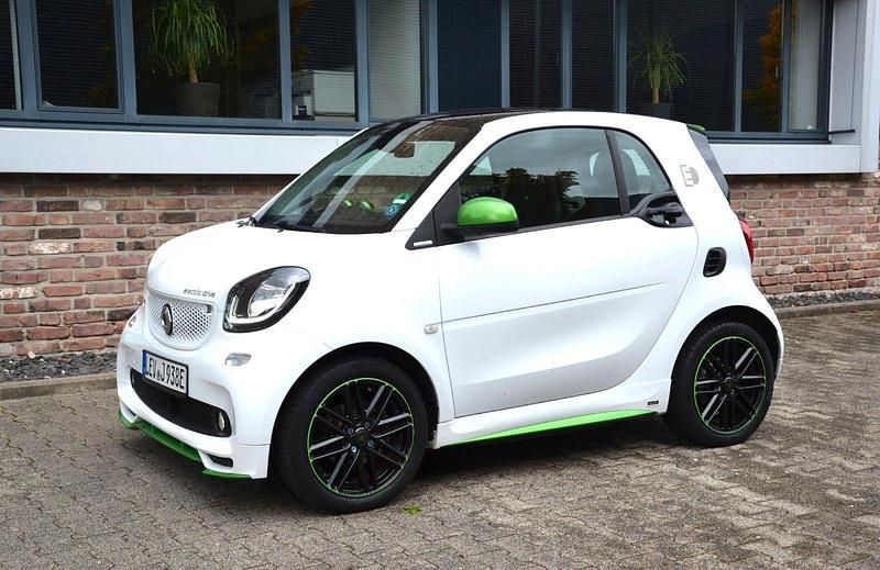 Weiß Gebraucht 2018 Smart ForTwo Electric Drive Brabus Kleinwagen | 11.950 € (Teuer) - Bild 1/4