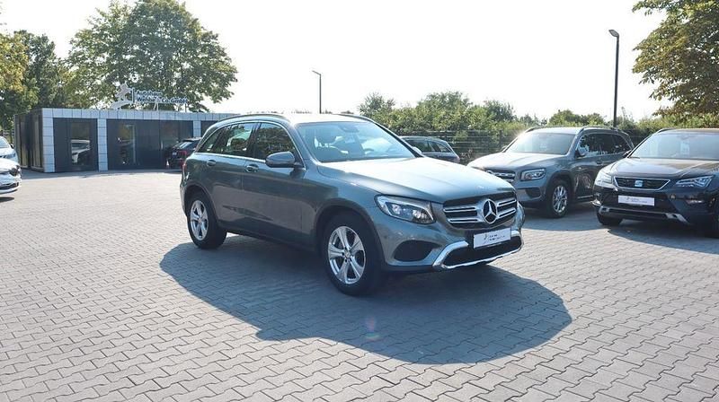 Grau Gebraucht 2016 Mercedes GLC250 Exclusive SUV | 25.900 € (Fairer Preis) - Bild 1/4