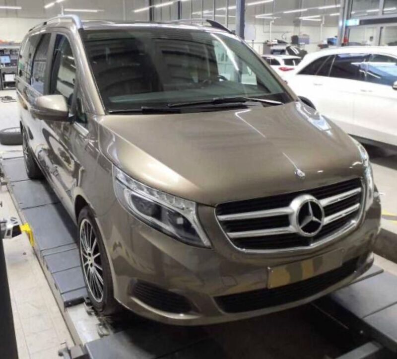 Grau Gebraucht 2017 Mercedes V250 Avantgarde Edition Van / Kleinbus | 42.950 € (Fairer Preis) - Bild 1/4