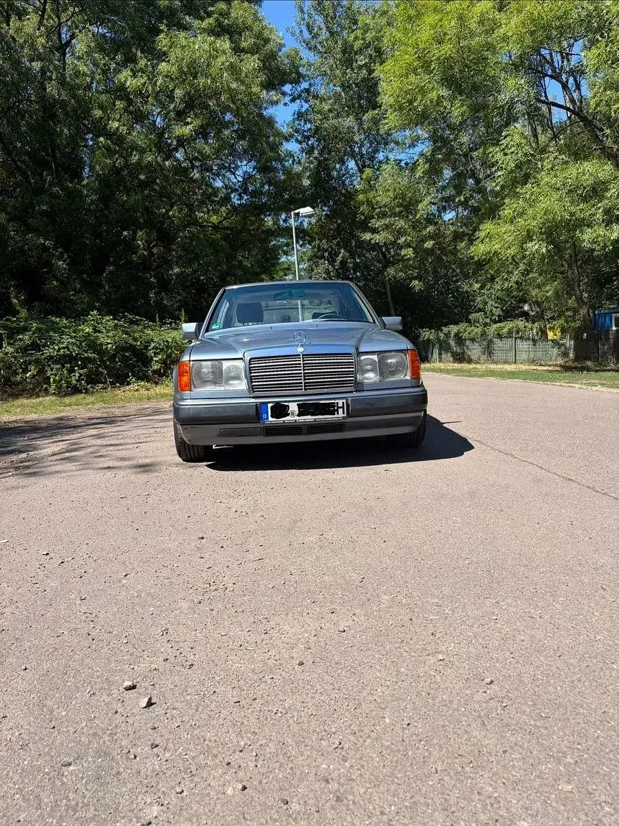 Gebraucht Mercedes 230 132 PS (97 kW) 1989 Blau Limousine