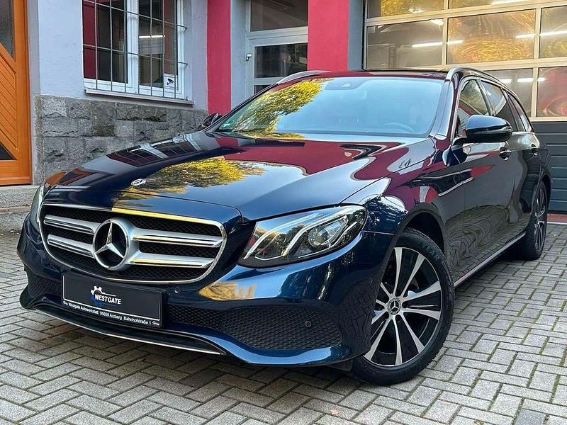 Blau Gebraucht 2018 Mercedes E220 Limousine | 18.990 € (Superpreis) - Bild 1/4
