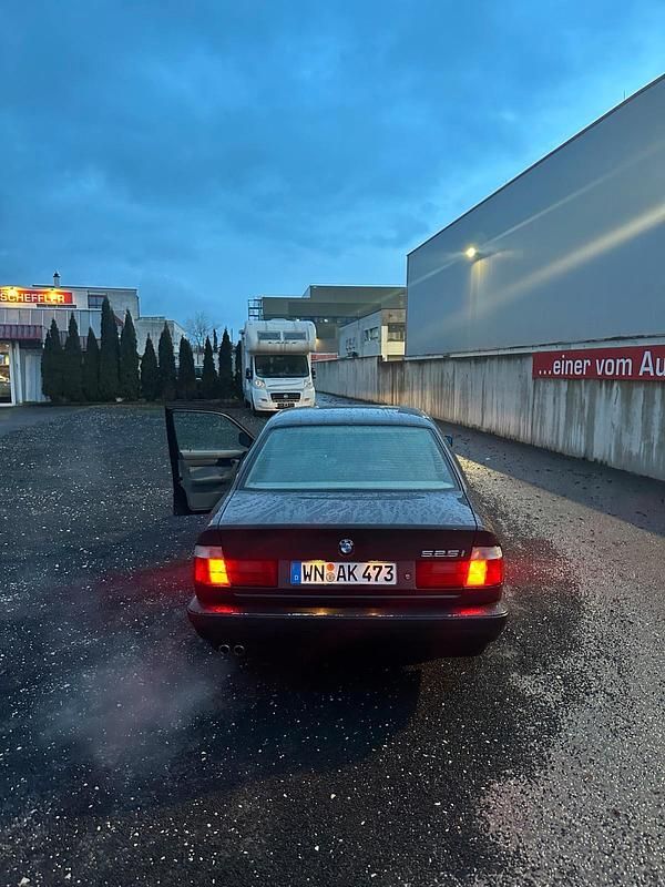 Gebraucht BMW 525 Basis 194 PS (142 kW) 1991 Schwarz Limousine