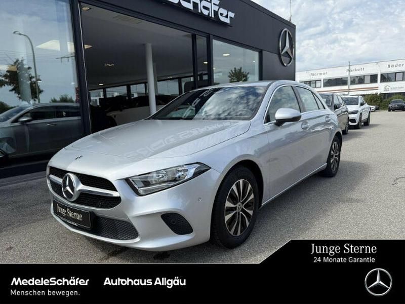 Iridiumsilber (metallic) Gebraucht 2022 Mercedes A180 Business Limousine | 24.840 € (Fairer Preis) - Bild 1/4