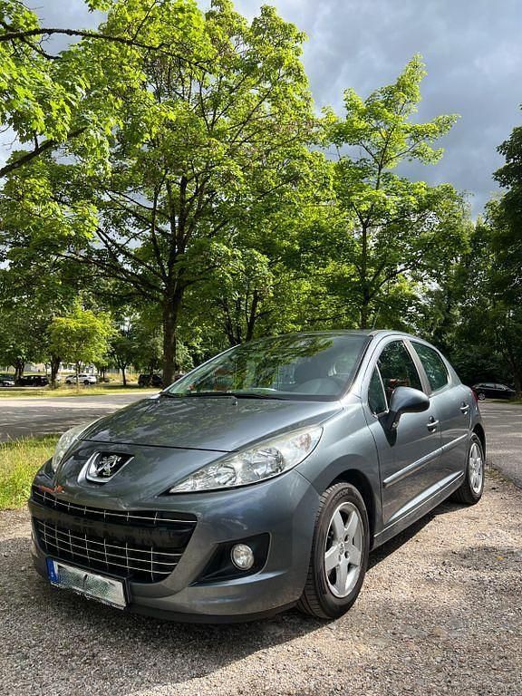 Grau Gebraucht 2012 Peugeot 207 Forever Limousine | 2.800 € (Fairer Preis) - Bild 1/4