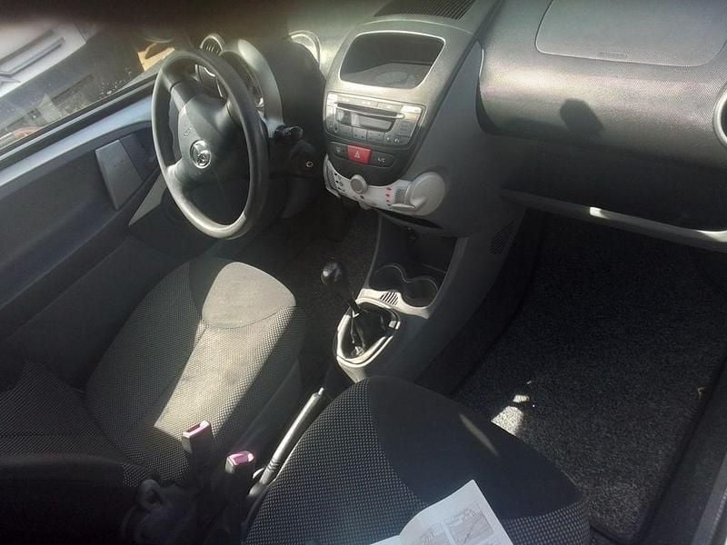 Gebraucht Toyota Aygo 68 PS (50 kW) 2011 Silber Kleinwagen