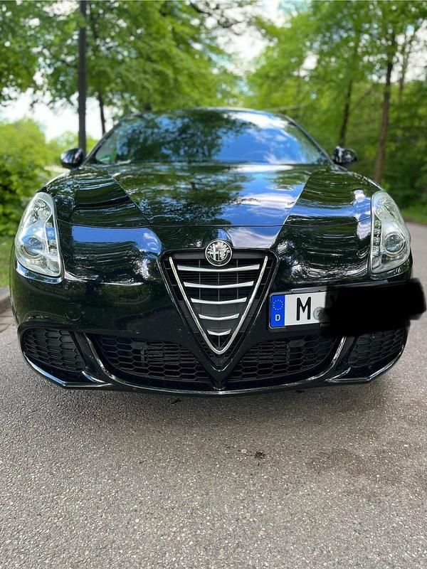 Schwarz Gebraucht 2015 Alfa Romeo Giulietta Kleinwagen | 8.490 € (Fairer Preis) - Bild 1/4