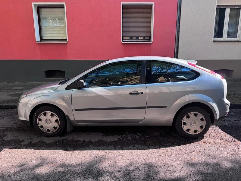Gebraucht Ford Focus 100 PS (73 kW) 2006 Silber Limousine