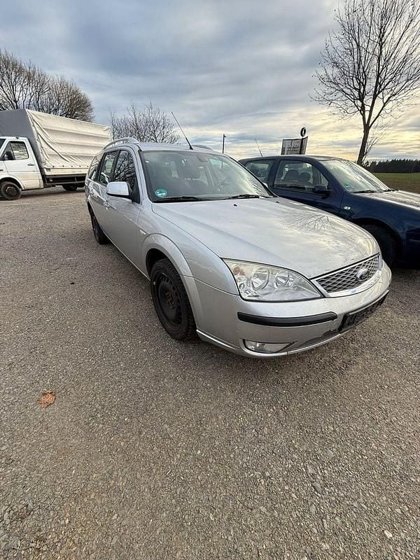 Usado Ford Mondeo Ambiente 125 CV (91 kW) 2006 Plateado Familiar