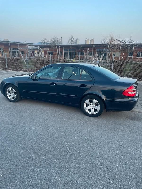 Gebraucht Mercedes E220 150 PS (110 kW) 2005 Blau Limousine