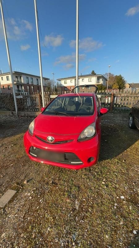 Gebraucht Toyota Aygo 68 PS (50 kW) 2013 Rot Kleinwagen