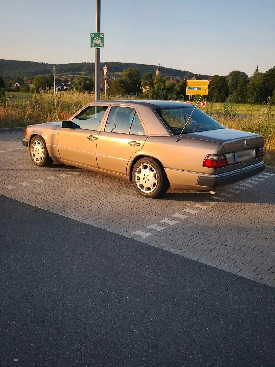 Gebraucht Mercedes E260 160 PS (117 kW) 1990 Braun Limousine