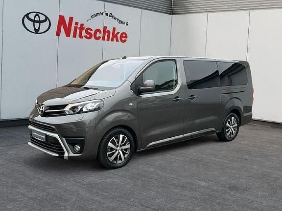 Basaltgrau metallic Gebraucht 2022 Toyota Proace Verso Plus Kombi | 36.990 € (Fairer Preis) - Bild 1/4