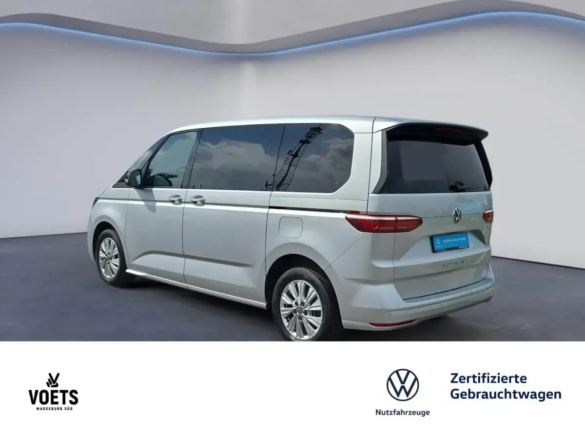 Gebraucht VW Multivan Basis 150 PS (110 kW) 2023 Silber Van / Kleinbus