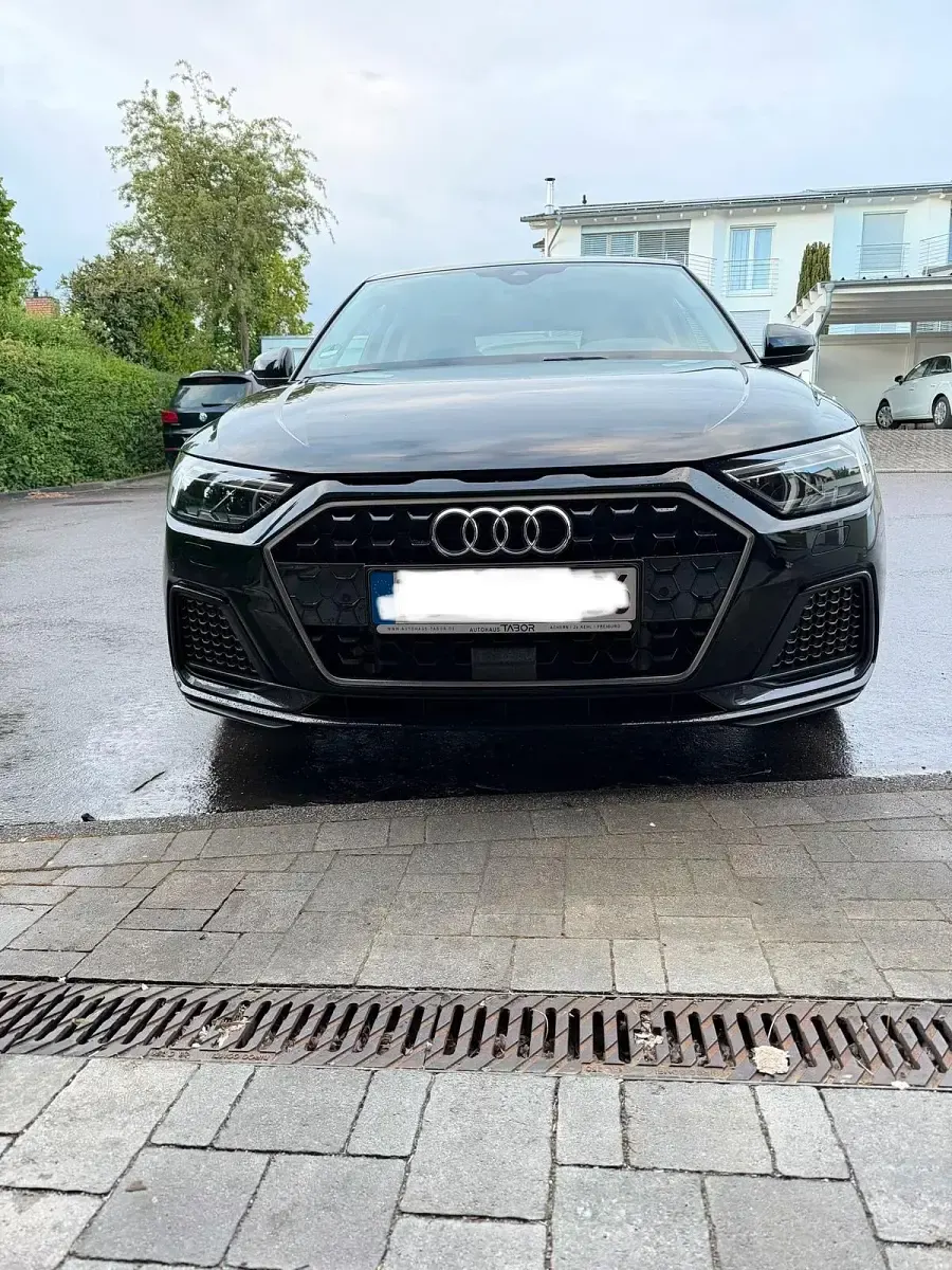 Używany Audi A1 Design 120 KM (88 kW) 2023 Czarny SUV