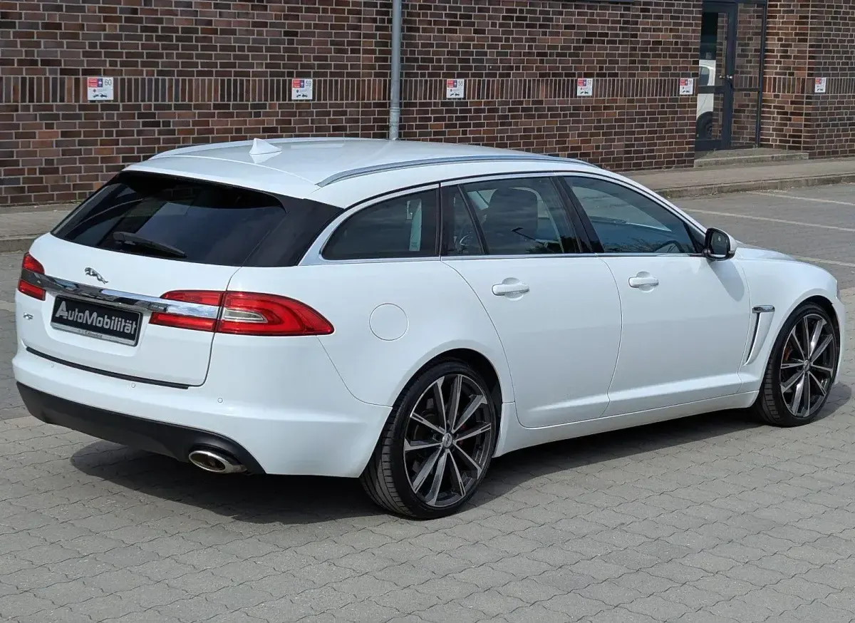 Używany Jaguar XF 200 KM (147 kW) 2014 Biały Kombi