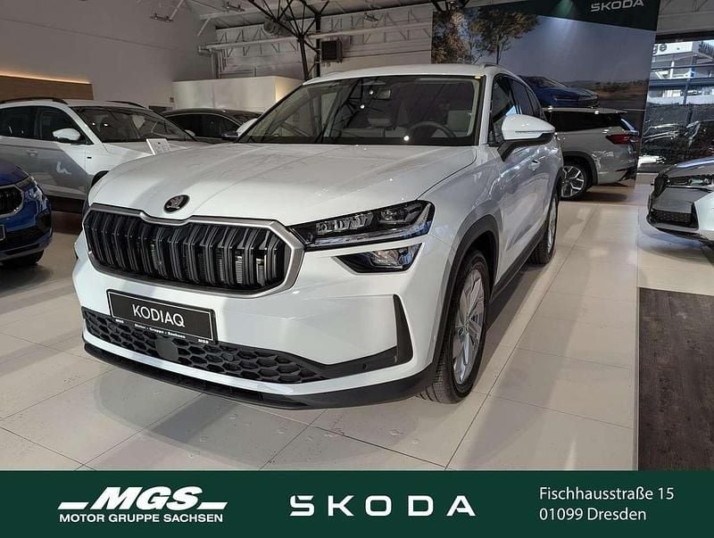 Moonweiss metallic Gebraucht 2025 Skoda Kodiaq Selection SUV | 43.990 € (Fairer Preis) - Bild 1/4